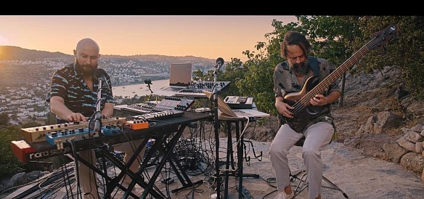 Dans, Caz ve Elektronik:  Alp Ersönmez ve Çağrı Sertel İle  Yazın Tam Kalbine Yolculuk