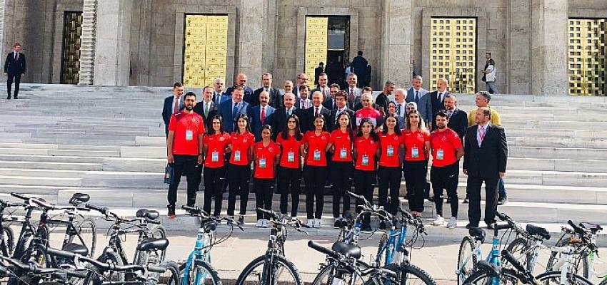 Dünya Bisiklet Günü’nün açılışı TBMM’nin bahçesinde yapıldı.