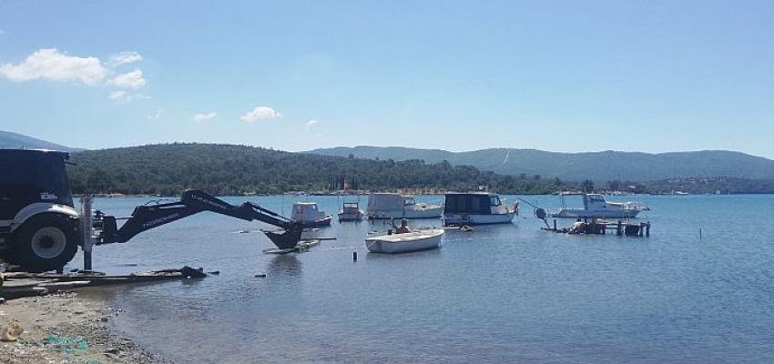 Kazıklı’da Kaçak İskeleler Yıkılıyor