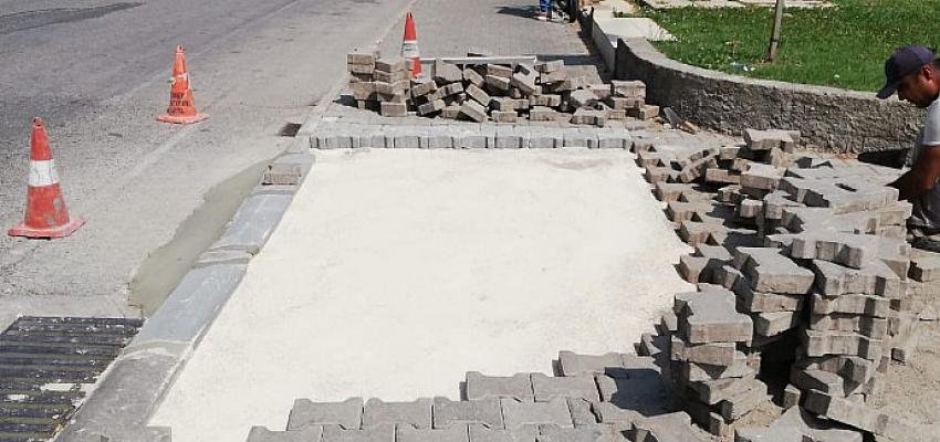 Kemer Belediyesi, Arslanbucak Mahallesi’nde bozulan kaldırımların tamir işlemlerini tamamladı.