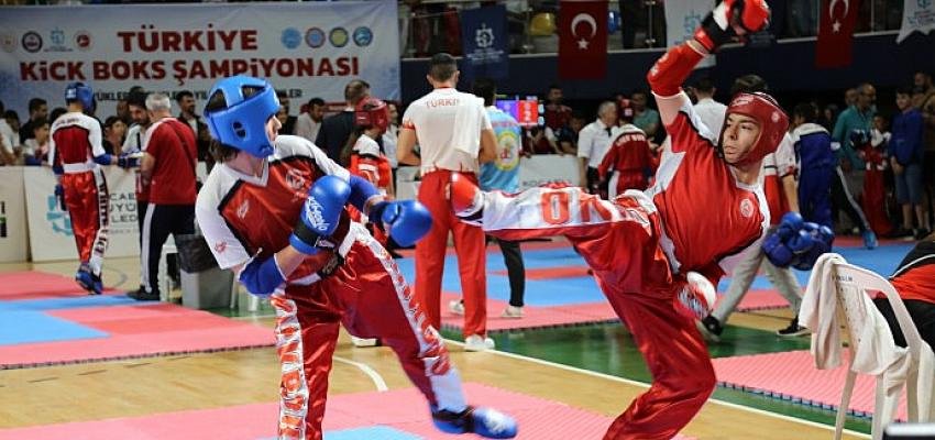 Kick Boks’un şampiyonları Kocaeli’de vitrine çıktı