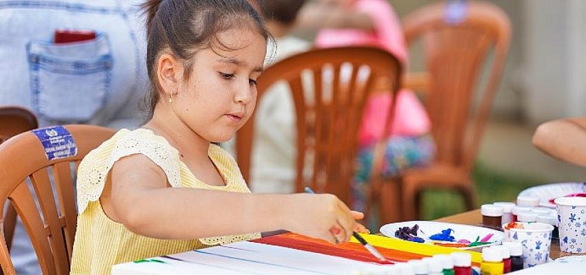 Minik ressamlar tuval başında