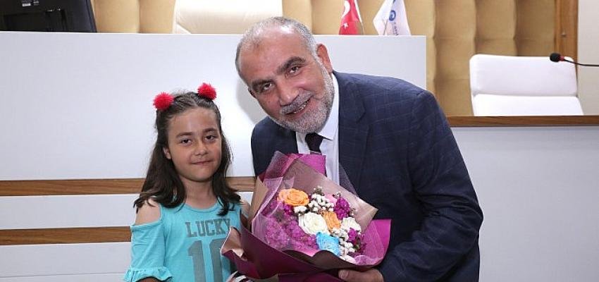 Sandıkçı’yı Ziyaret Eden Öğrenci Mutluluktan Ağladı