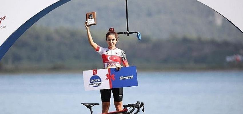 Santini Quens Bisiklet Turunun Şampiyonu Duru Bulgur Performans Takımından Azize Bekar