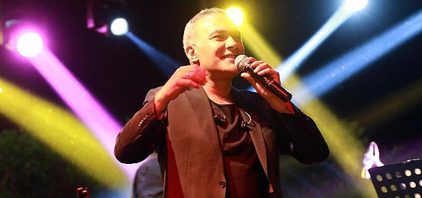 Ünlü Sanatçı Sarıkaya, Vanlılara Unutulmaz Bir Gece Yaşattı