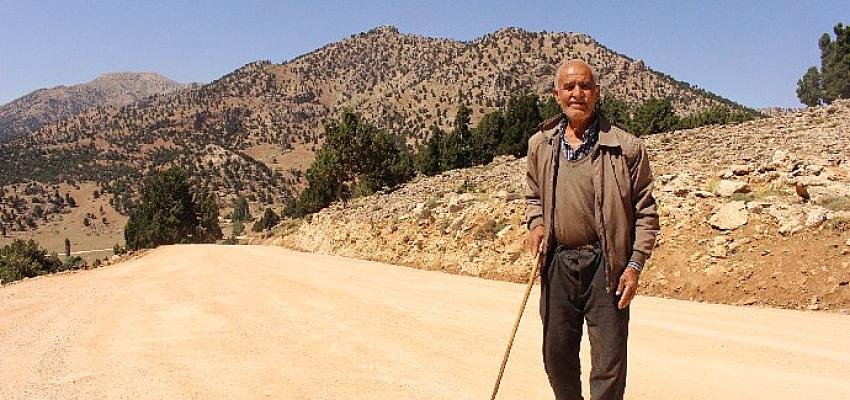 Antalya Büyükşehir Belediyesi Elmalı Yuva Mahallesi yayla yolunda yenileme çalışmaları tamamlanıyor