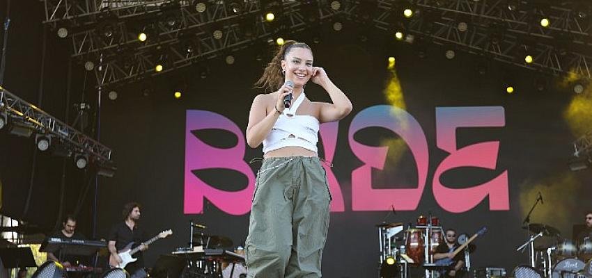Bade, Cem Pilevneli ve Duygu Soylu İstanbul Festivali’nin İlk Gününde Sahne Aldı