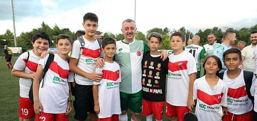 Başkan Büyükakın’dan Kartepe’de futbol resitali