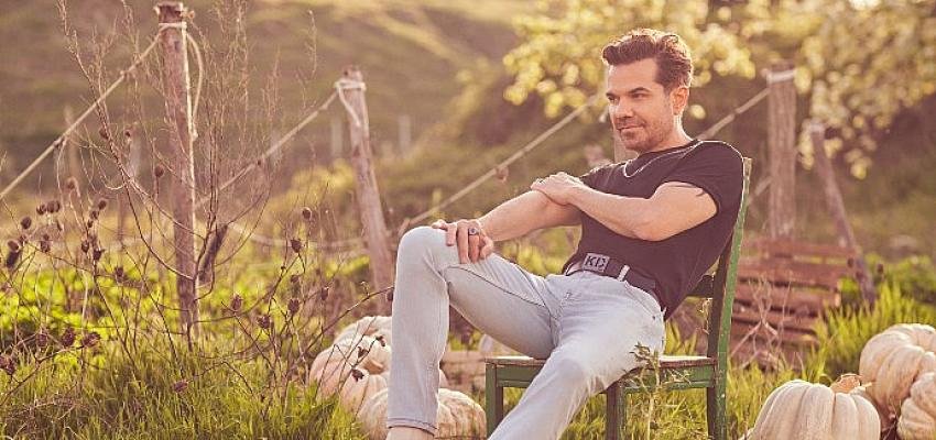 Efsanevi Lee, Marka Yüzü Kenan Doğulu ile Yazın Enerjisini Yükseltiyor