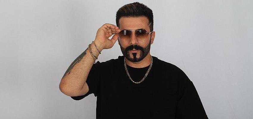 Emrah Şahin: “Müziğimde yeni neslin yaralarını sarıyorum”