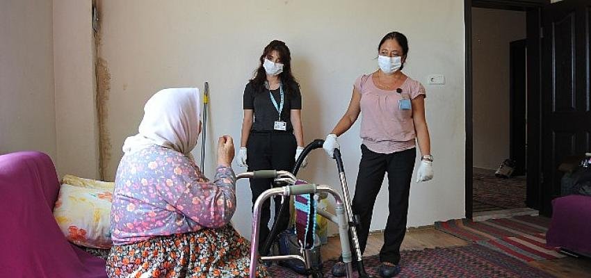 Kemer Belediyesi, Yaşlıların Hem Kapılarını Hem de Gönüllerini ‘Çalıyor’