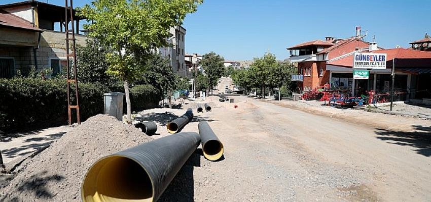 Nevşehir Belediyesi tarafından altyapısı yenilenen Dr. Sadık Ahmet Caddesi’nde yağmur suyu hattı döşeniyor.