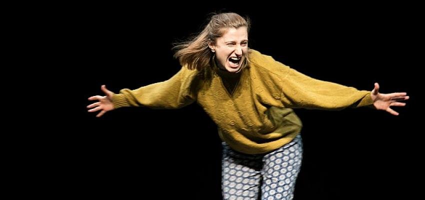 Nezaket Erden’in tek kişilik oyunu “Sevgili Arsız Ölüm – Dirmit” ENKA Açıkhava Tiyatrosu’nda