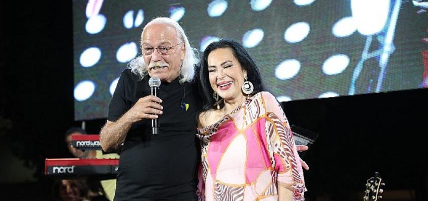 Türkan Şoray’a Sevgili Ödülü  Sahtekarlık Yapmadım  50 Sene Çile Çektim  Cahit Berkay Çaldı Türkan Şoray Eşlik Etti