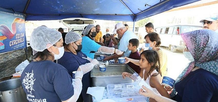 Aydın Büyükşehir Belediyesi Vatandaşlara Aşure İkram Etti
