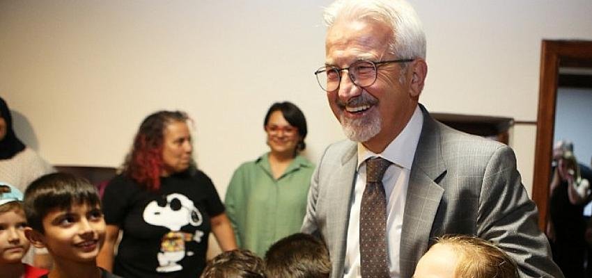 Başkan Erdem, çocuklarla kütüphanede buluştu