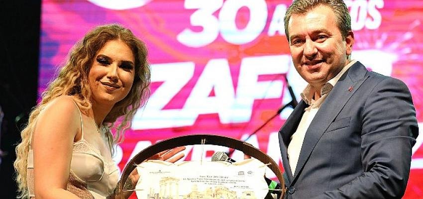 Bergama Ece Mumay konseri ile coştu