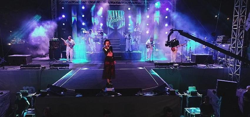 İzmirliler 30 Ağustos’u Zeynep Bastık konseriyle kutladı