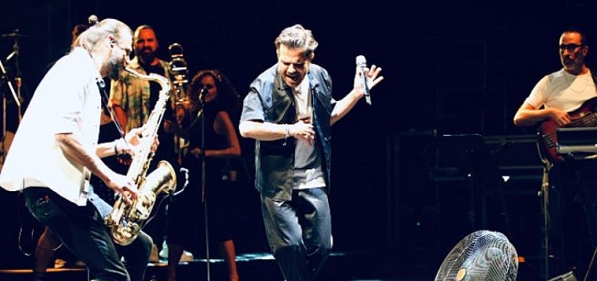 Antalya açıkhava’da Kenan Doğulu Rüzgar esti