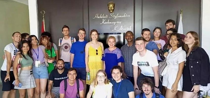 Avrupalı gençler EÜ Güneş Enerjisi Enstitüsünde yapılan çalışmaları yerinde gördüler