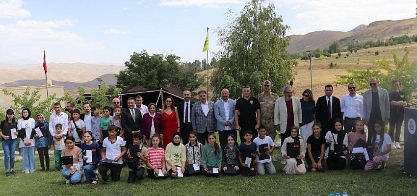 Bayburtlu çocuklar Çoruh Nehri’ni sanatla yıkadı