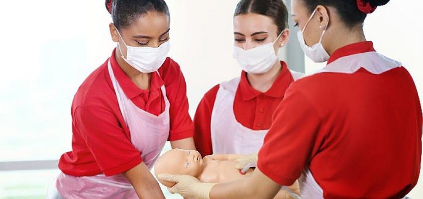 Emirates, Dünya İlk Yardım Günü’nü, hayat kurtaran becerilere sahip binlerce yeni kabin görevlisinin mezuniyetiyle kutluyor!