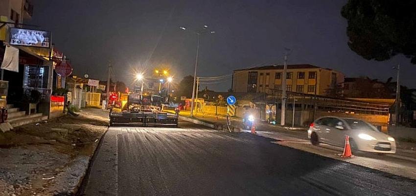 Gölcük Adnan Menderes’te asfalt tamam sıra aydınlatmada
