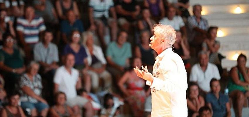 Metin Uca’nın düşündürürken güldüren tek kişilik gösterisi ‘Bunu Mu Demek İstedim’, Didim Amfi Tiyatro’da sahnelendi.