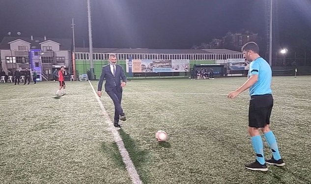 Gölcük Belediyesi'nin futbol tutkunlarını bir araya getirdiği, centilmenlik anlayışıyla maçların gerçekleşeceği 22. Geleneksel Futbol Turnuvası başladı
