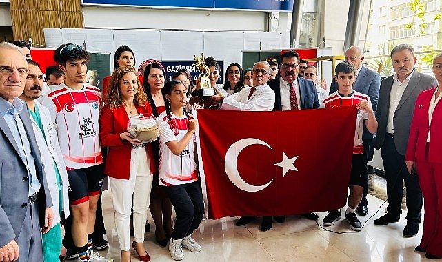 Samsun'dan Gelen Bayrak ve Toprak Genç Doktorlara Teslim Edildi