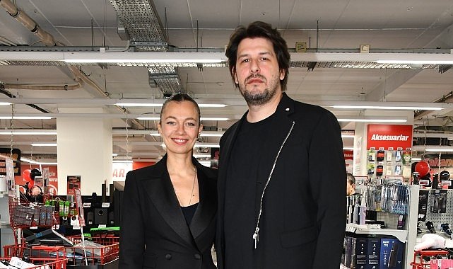 Ceyda Kasabalı ve Fırat Albayram MediaMarkt'ın geleneksel 'Şahane Cuma' etkinliğine konuk oldu