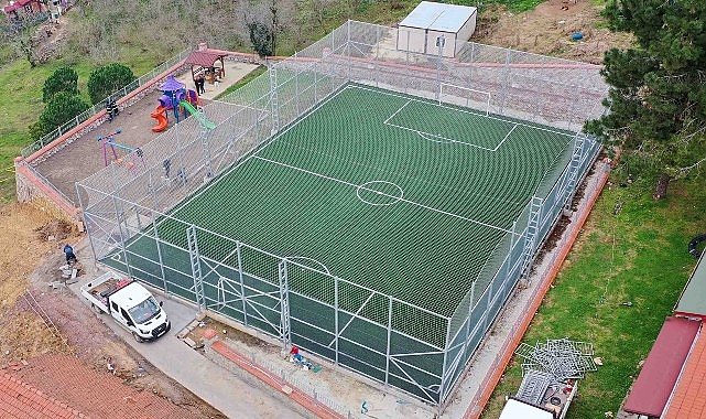 Büyükşehir'den Eşme Ahmediye'ye halı saha