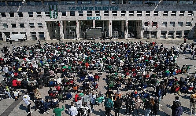 Bursaspor'un şampiyonluk maçı Halk Evi önünde dev ekranda izlendi