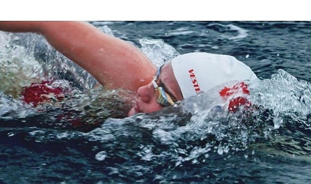 Egeli sporcu Aysu Türkoğlu Kaiwi Kanalı'nı geçerek tarih yazdı