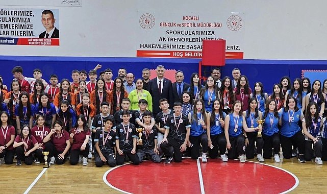 Gölcük'te okullar arası turnuvada dereceye girenler ödüllendirildi