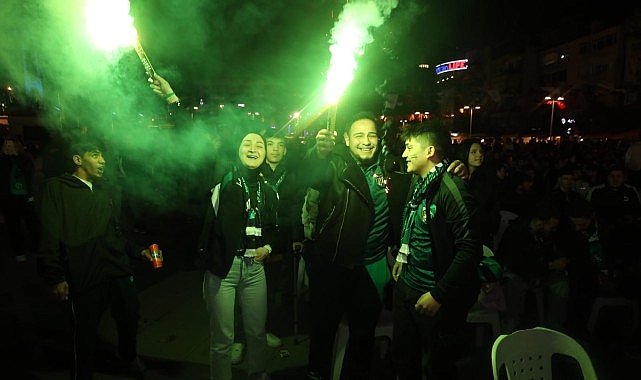 İzmit Kent Meydanı'nda yer Yeşil, gök Siyah