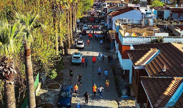 Yüzlerce sporcu Efes Ultra Maratonu'nda dünya mirasını koşarak keşfetti