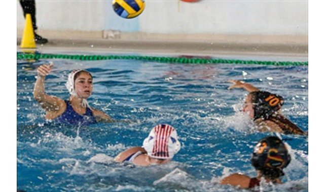 Büyükşehir sutopunda kupa yolunda